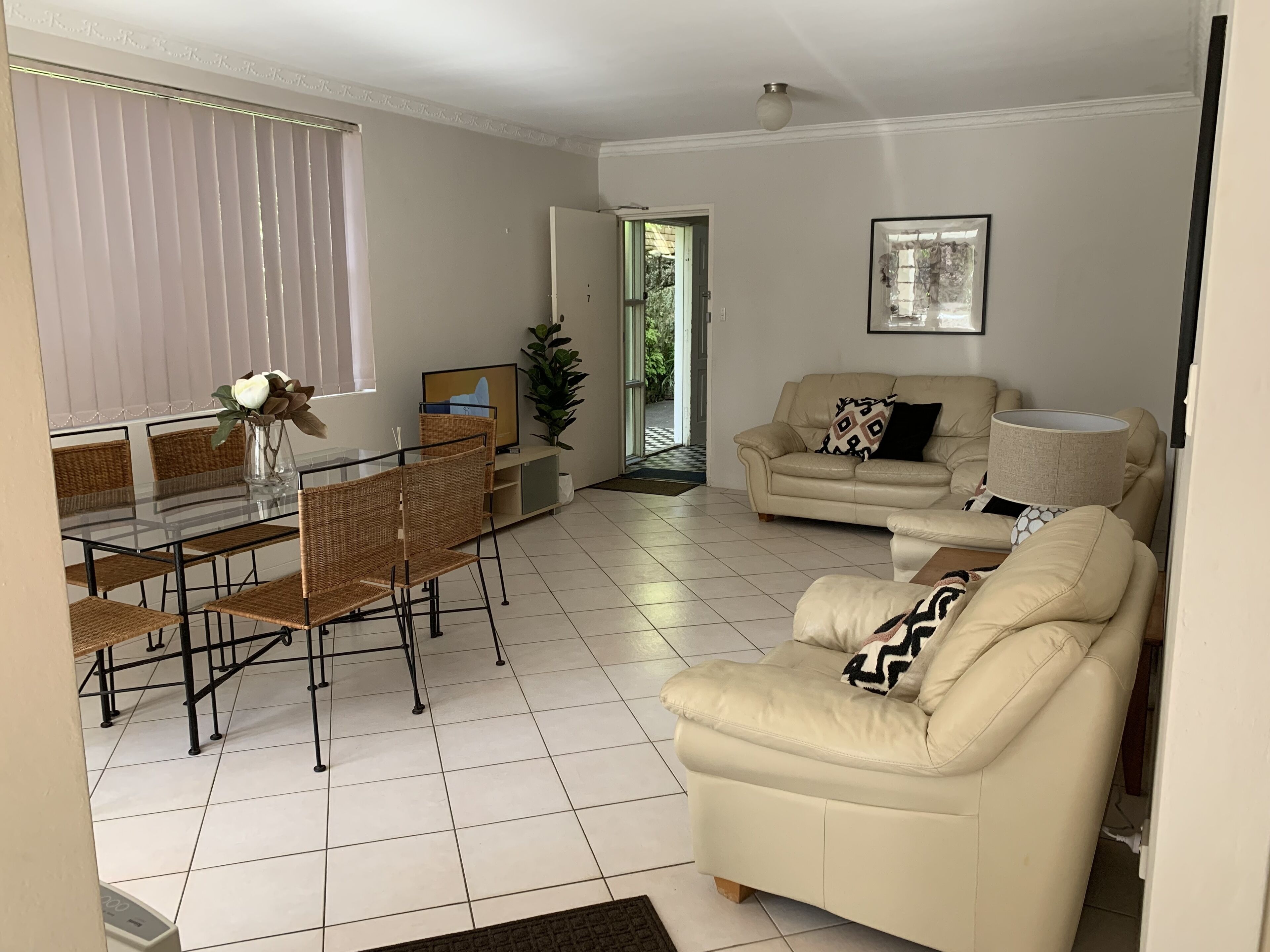 MANLYS FINEST LOCATION SO CLOSE TO BEACH SHOPS AND FERRY  — image 6