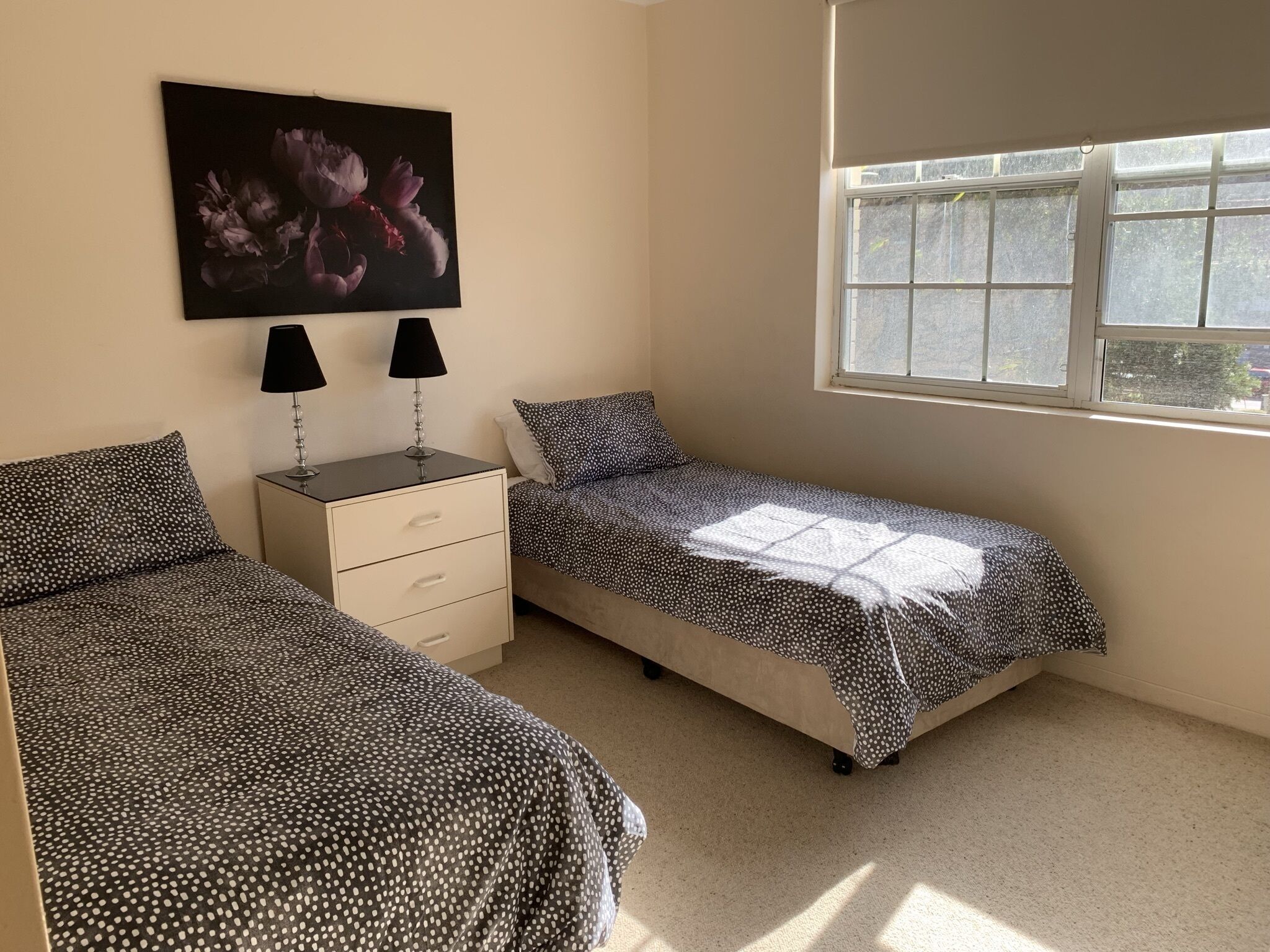 MANLYS FINEST LOCATION SO CLOSE TO BEACH SHOPS AND FERRY  — image 7