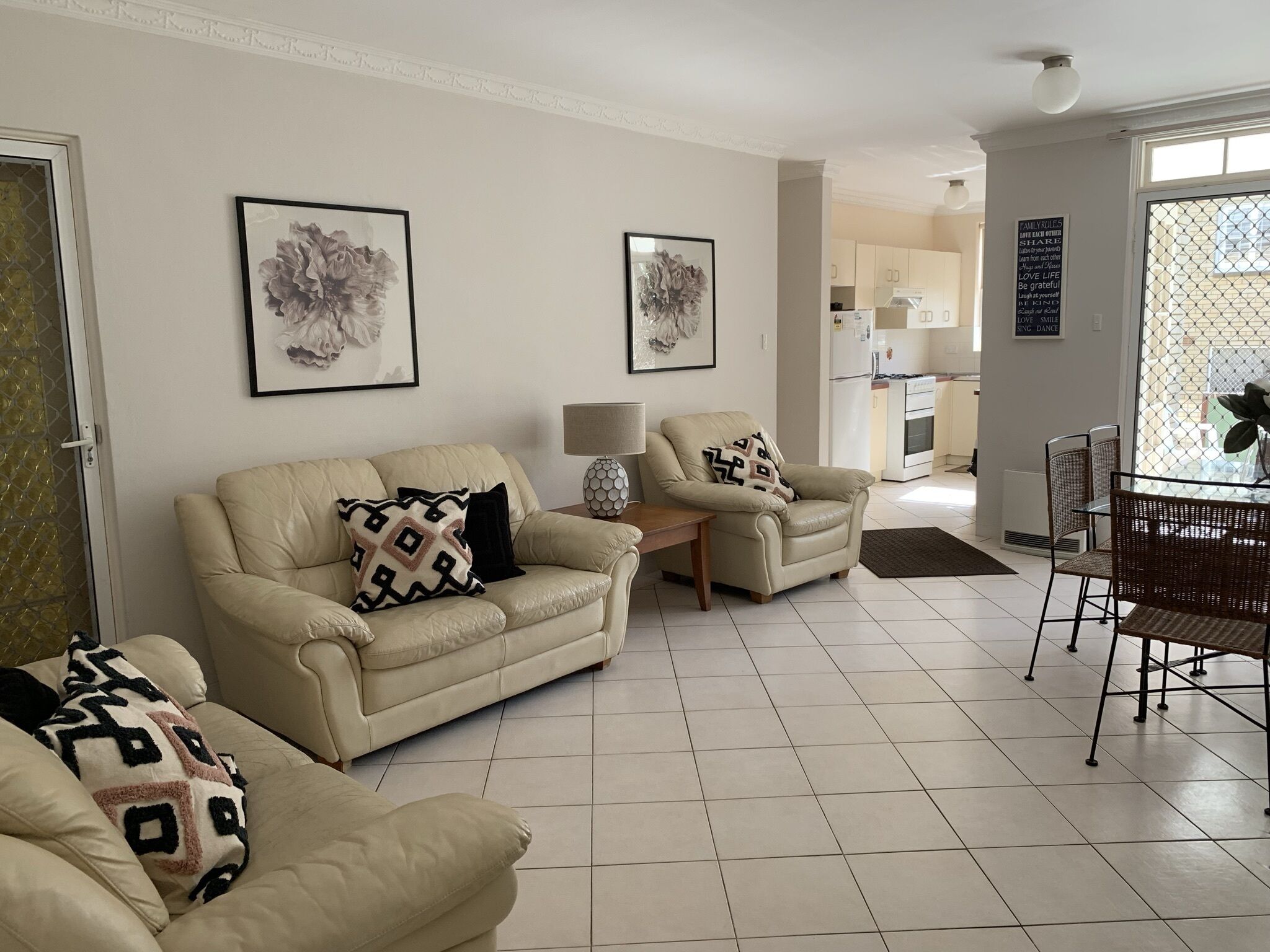 MANLYS FINEST LOCATION SO CLOSE TO BEACH SHOPS AND FERRY  — image 4