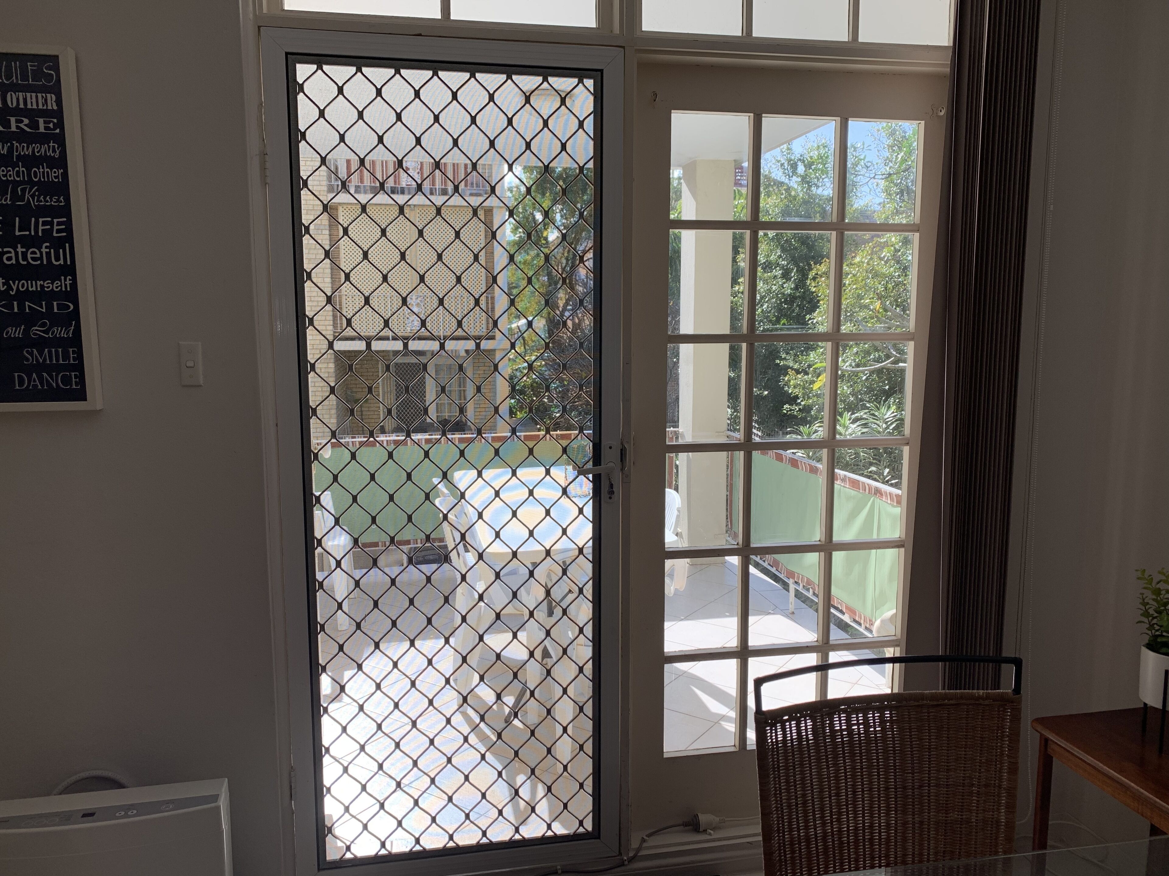 MANLYS FINEST LOCATION SO CLOSE TO BEACH SHOPS AND FERRY  — image 2