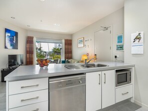 ثلاجة، ميكروويف، غسالة أطباق، ماكينة لصنع القهوة/الشاي