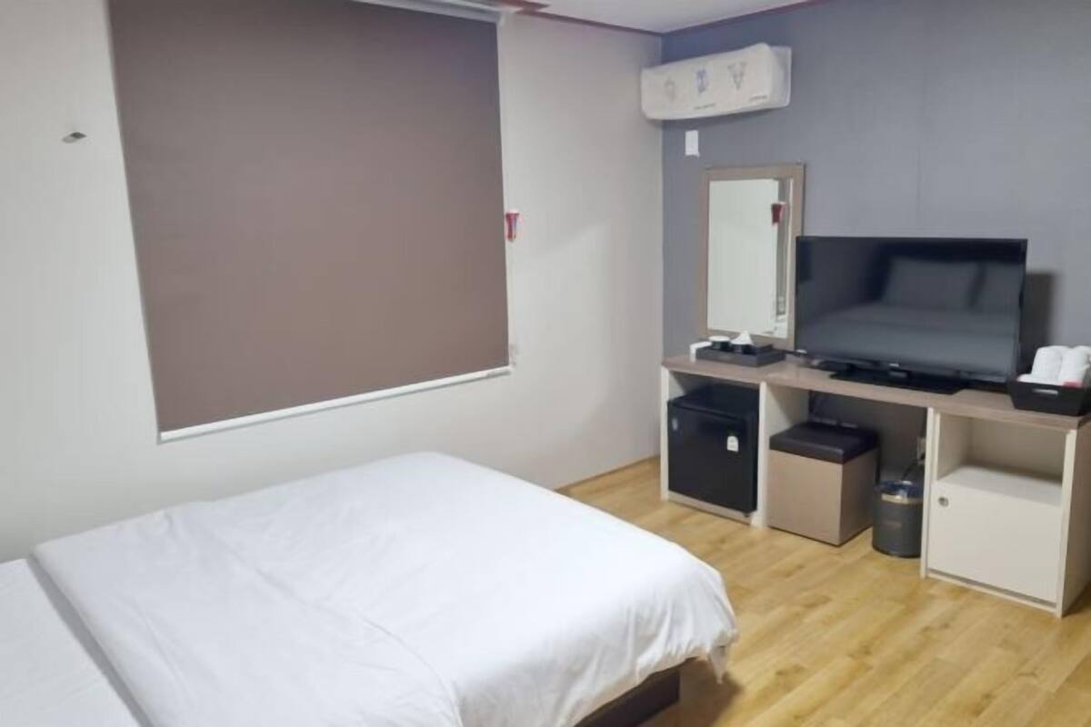 Soundproofing, WiFi (free), bed sheets