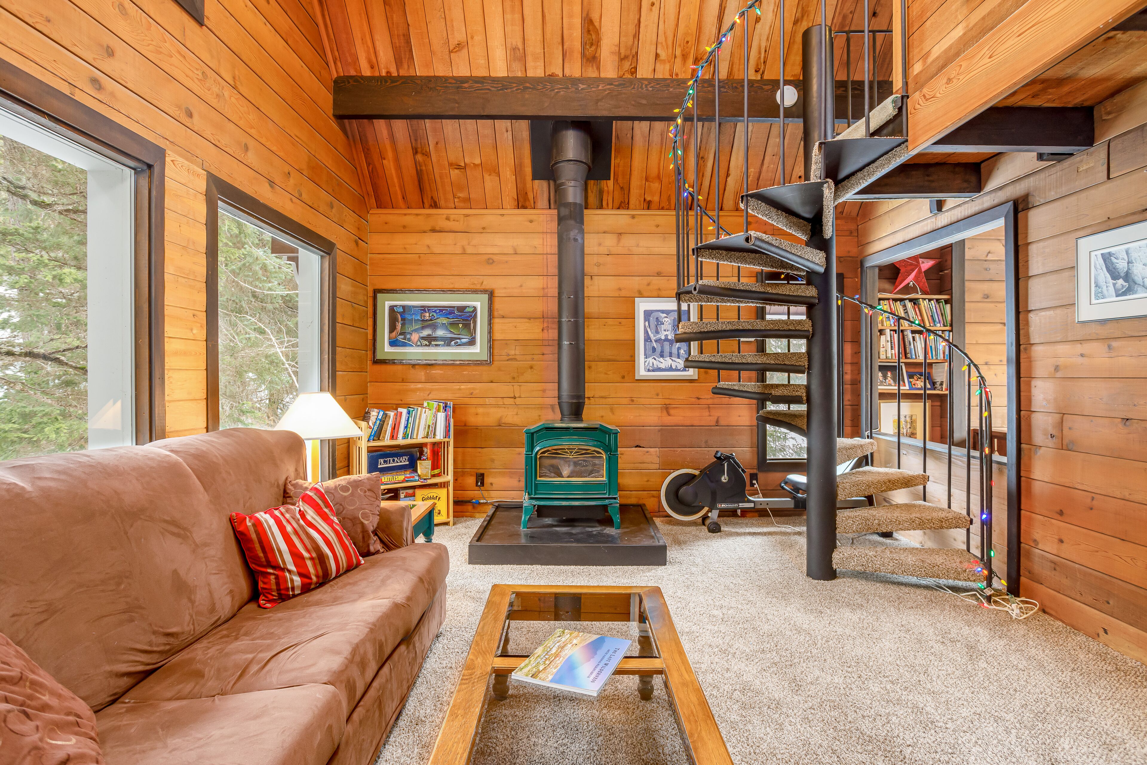 Quaint chalet with a wood stove, washer/dryer, & foosball table