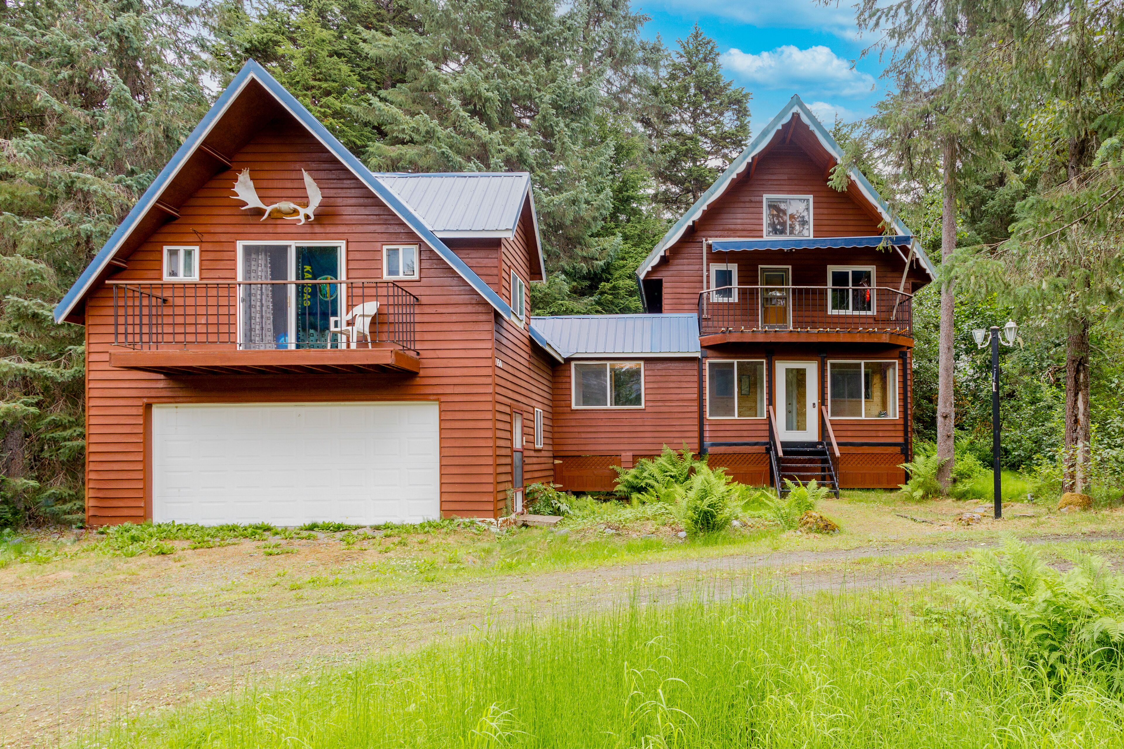 Quaint chalet with a wood stove, washer/dryer, & foosball table