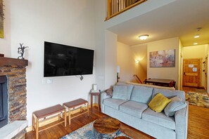 TV, fireplace
