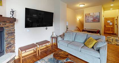 Dog-friendly Alpenglow townhome with gas fireplace, fast WiFi & great location