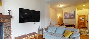 Dog-friendly Alpenglow townhome with gas fireplace, fast WiFi & great location