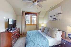 2 bedrooms, desk, free internet, bed sheets