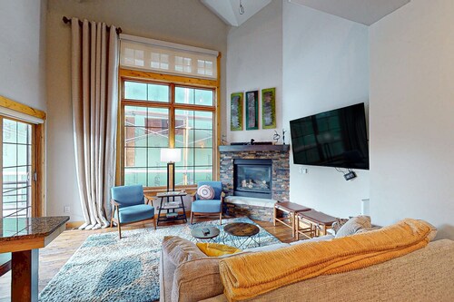 Dog-friendly Alpenglow townhome with gas fireplace, fast WiFi & great location