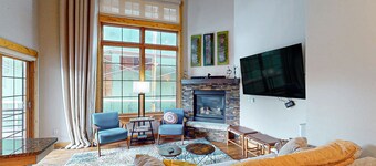 Dog-friendly Alpenglow townhome with gas fireplace, fast WiFi & great location