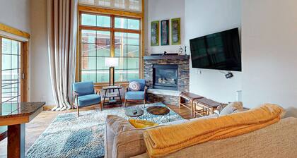 Dog-friendly Alpenglow townhome with gas fireplace, fast WiFi & great location