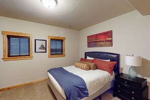 2 bedrooms, desk, free internet, bed sheets