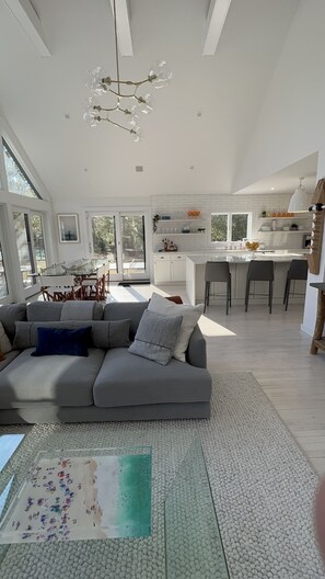 Smart TV, fireplace, table tennis
