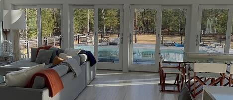 Smart TV, chimenea, mesa de ping pong