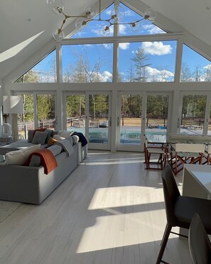 Smart TV, fireplace, ping pong