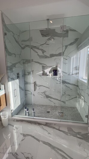 Bathtub, jetted tub, hair dryer, towels