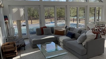 Smart TV, fireplace, table tennis