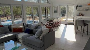 TV connectée, cheminée, table de tennis de table