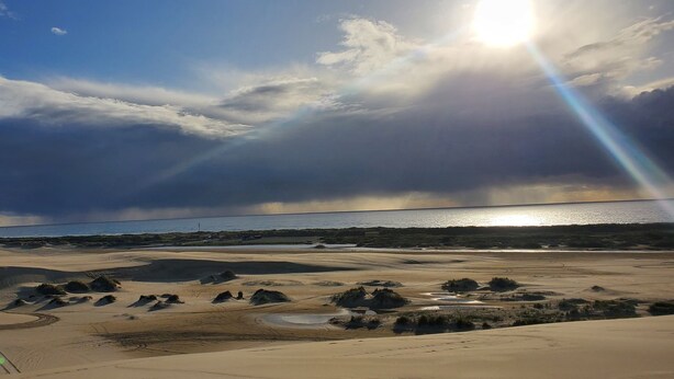 A coastal landscape with sand dunes and a beach. - Coos bay - Lake house - Direct Dune access - Saunders Lake - Oregon Dunes (North Bend)
