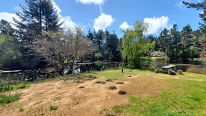 A campsite with a dirt ground, a pond, and trees. - Coos bay - Lake house - Direct Dune access - Saunders Lake - Oregon Dunes (North Bend)
