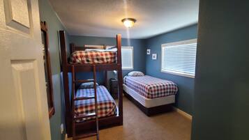 3 bedrooms, desk, free WiFi, bed sheets