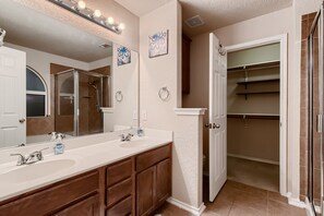 Ensemble douche/baignoire, sĂšche-cheveux, serviettes fournies, savon