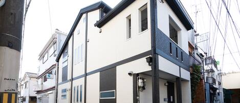 Vista frontal de la propiedad