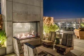 Terrace/patio - Rainey Street condo w/lake & sunset-view balcony - rooftop pool & gym (Austin)