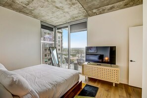 2 bedrooms, iron/ironing board, Internet, bed sheets - Rainey Street condo w/lake & sunset-view balcony - rooftop pool & gym (Austin)