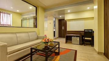 Escritorio, wifi gratis y ropa de cama