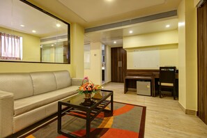 Suite | Meja kerja, Wi-Fi gratis, dan seprai linen