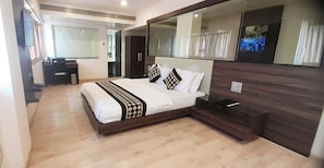 Suite | Desk, free WiFi, bed sheets - Hotel Mumbai House Juhu (Mumbai)