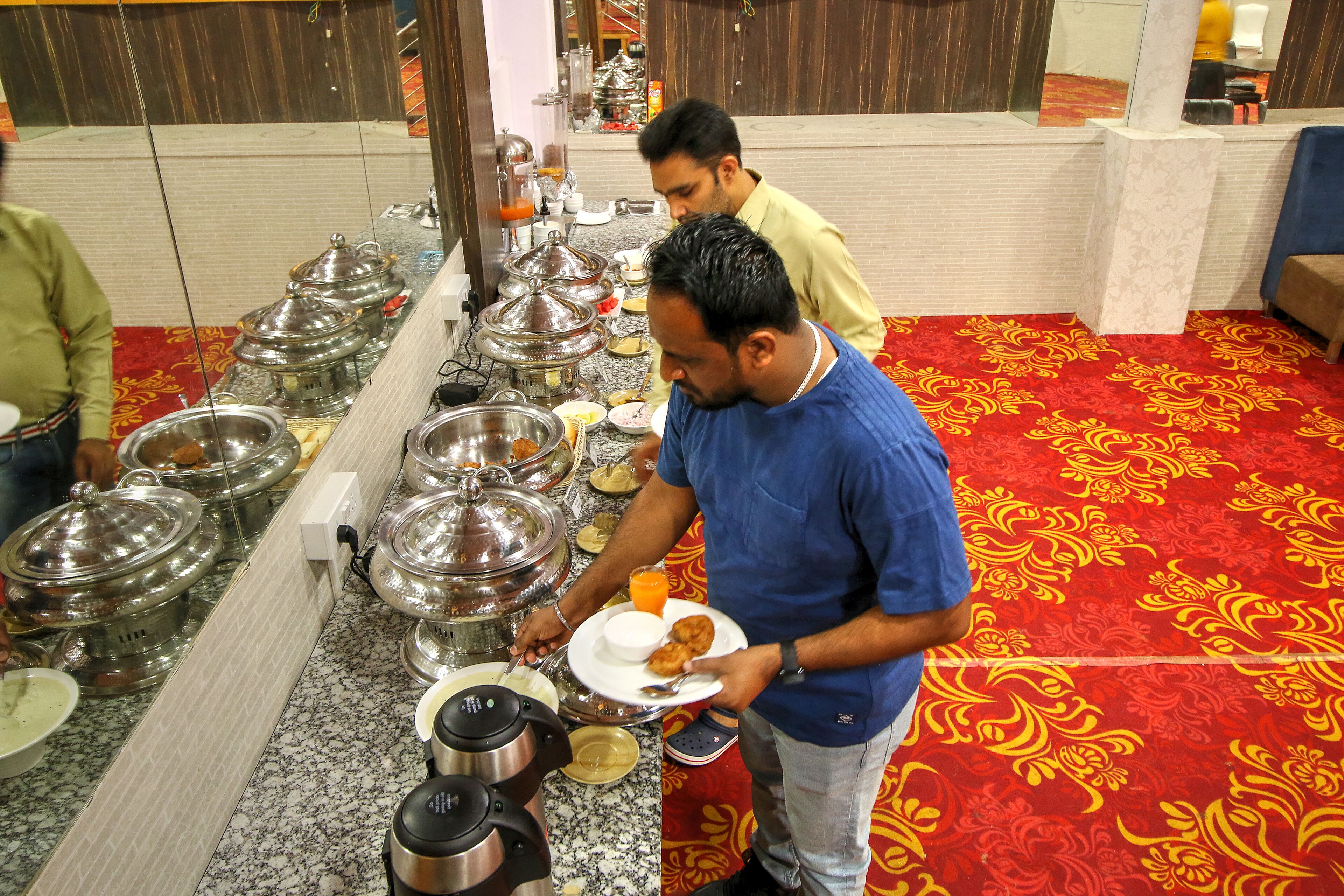 包含每日当地美食早餐