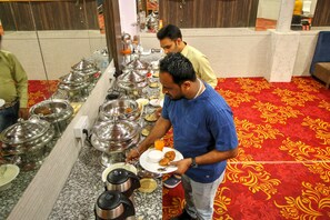 Sudah termasuk sarapan masakan setempat setiap hari