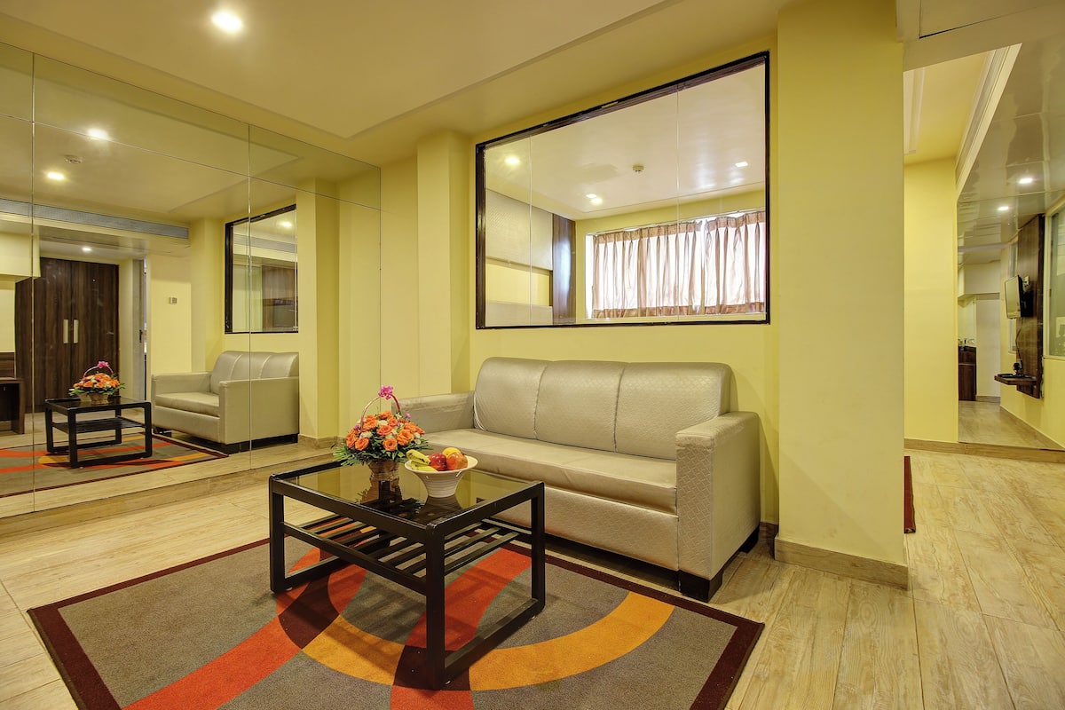 Suite | Desk, free WiFi, bed sheets