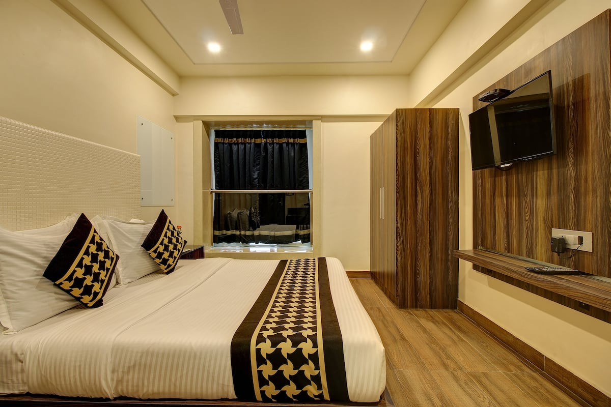 Premium Double Room | Desk, free WiFi, bed sheets