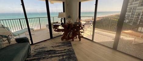 Een televisie en een stereo