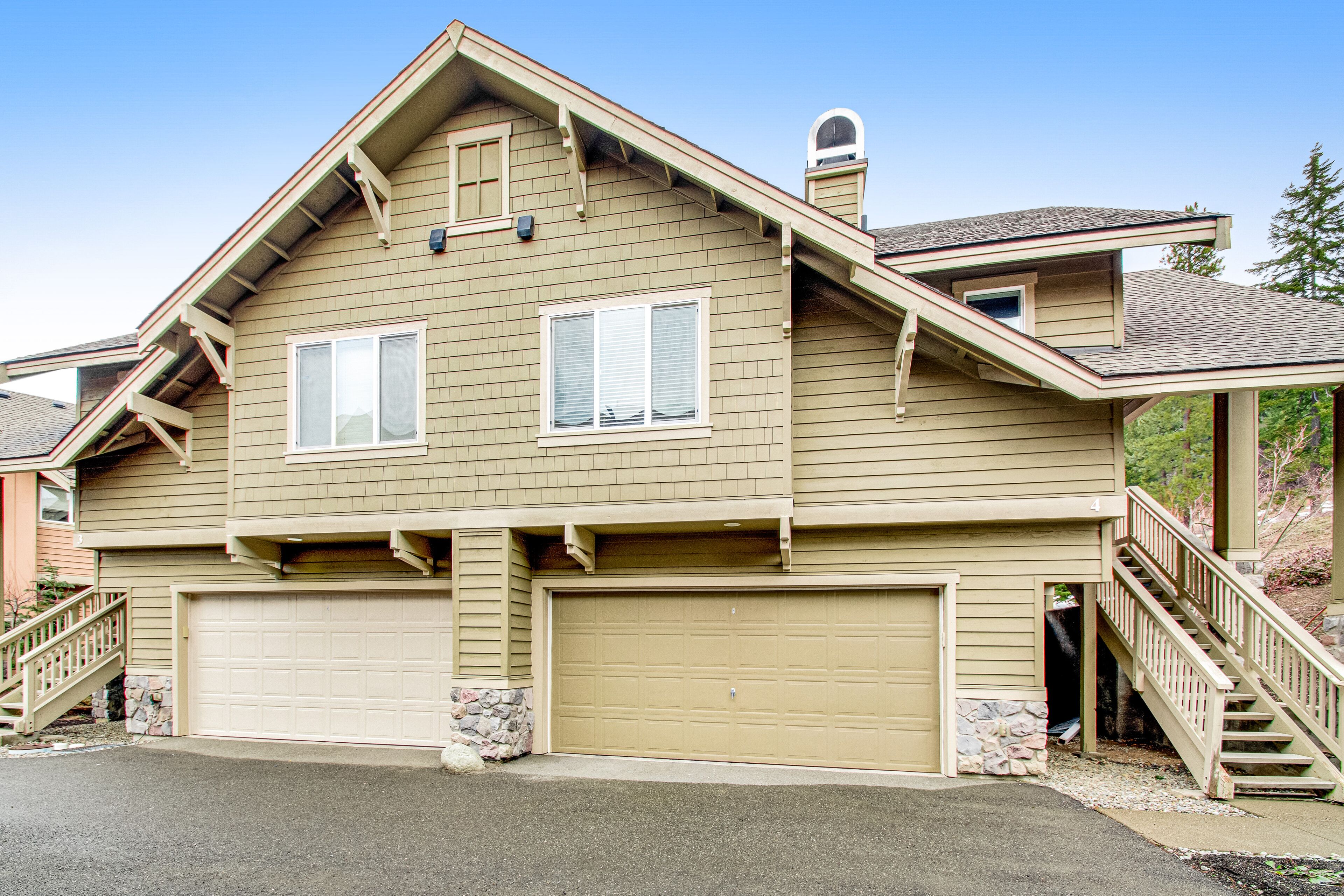 Dog-friendly condo with fireplace &WiFi - paid-access to pool & hot tub