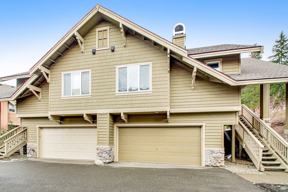 Dog-friendly condo with fireplace &WiFi - paid-access to pool & hot tub