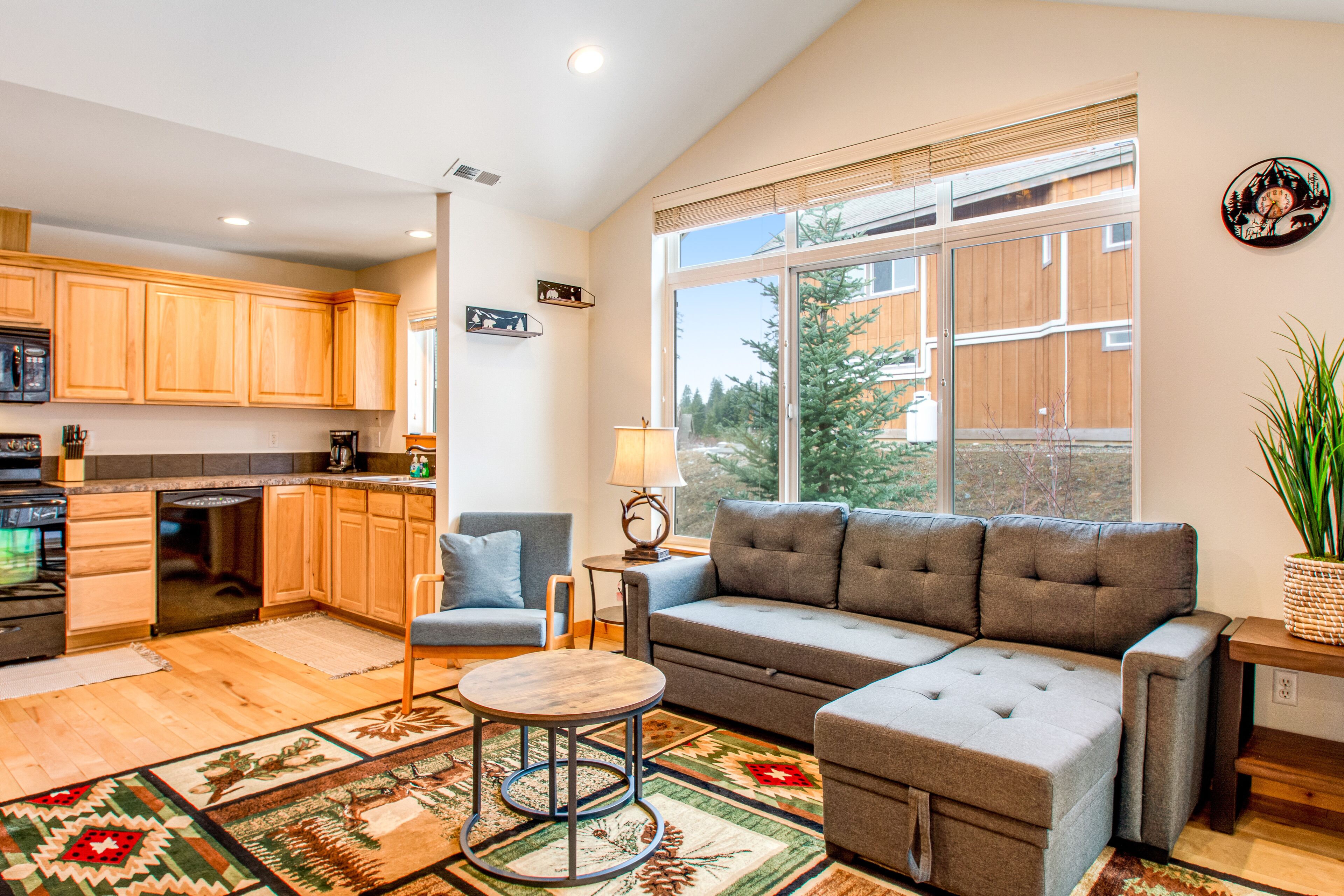 Dog-friendly condo with fireplace &WiFi - paid-access to pool & hot tub