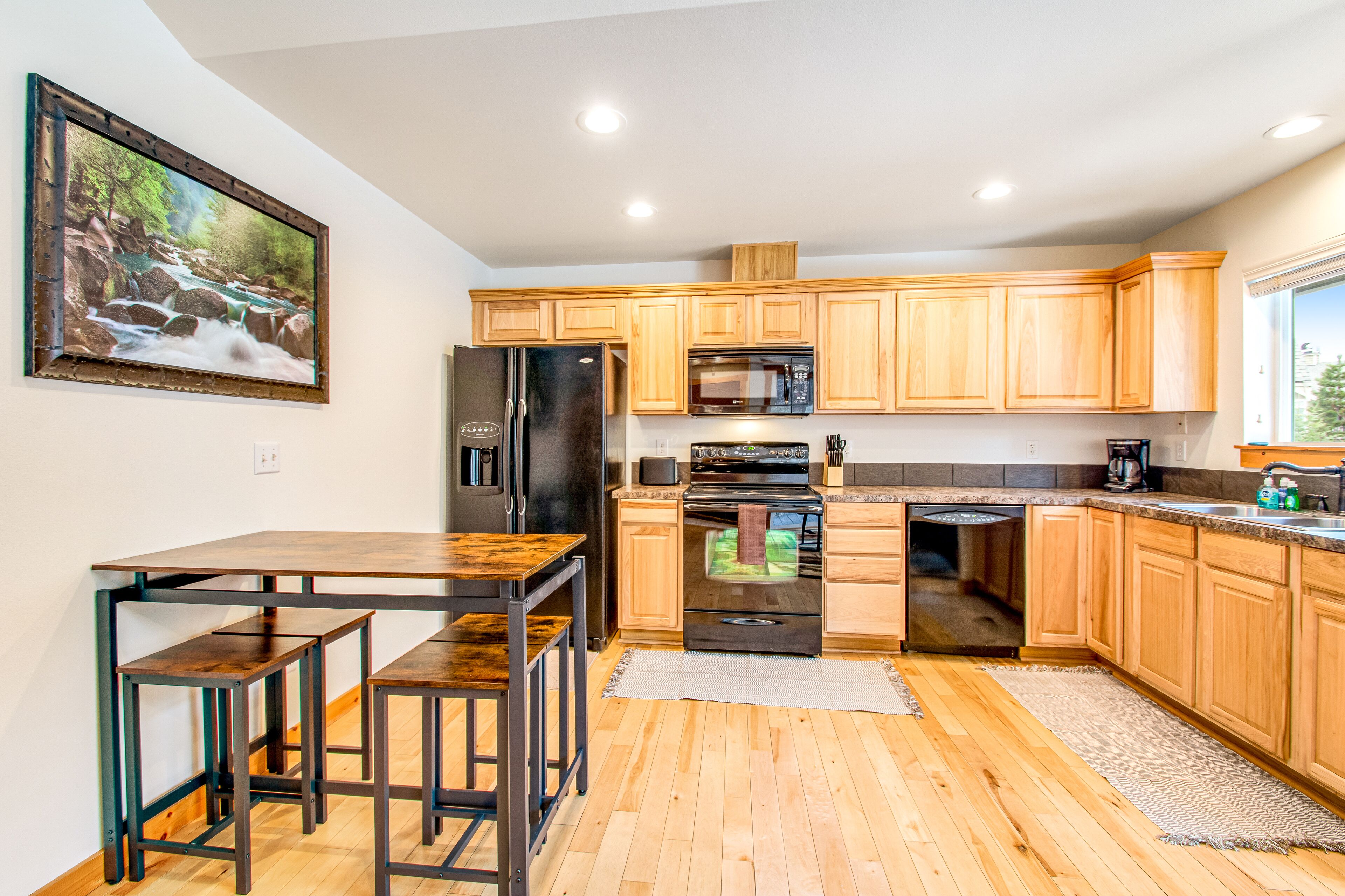 Dog-friendly condo with fireplace &WiFi - paid-access to pool & hot tub