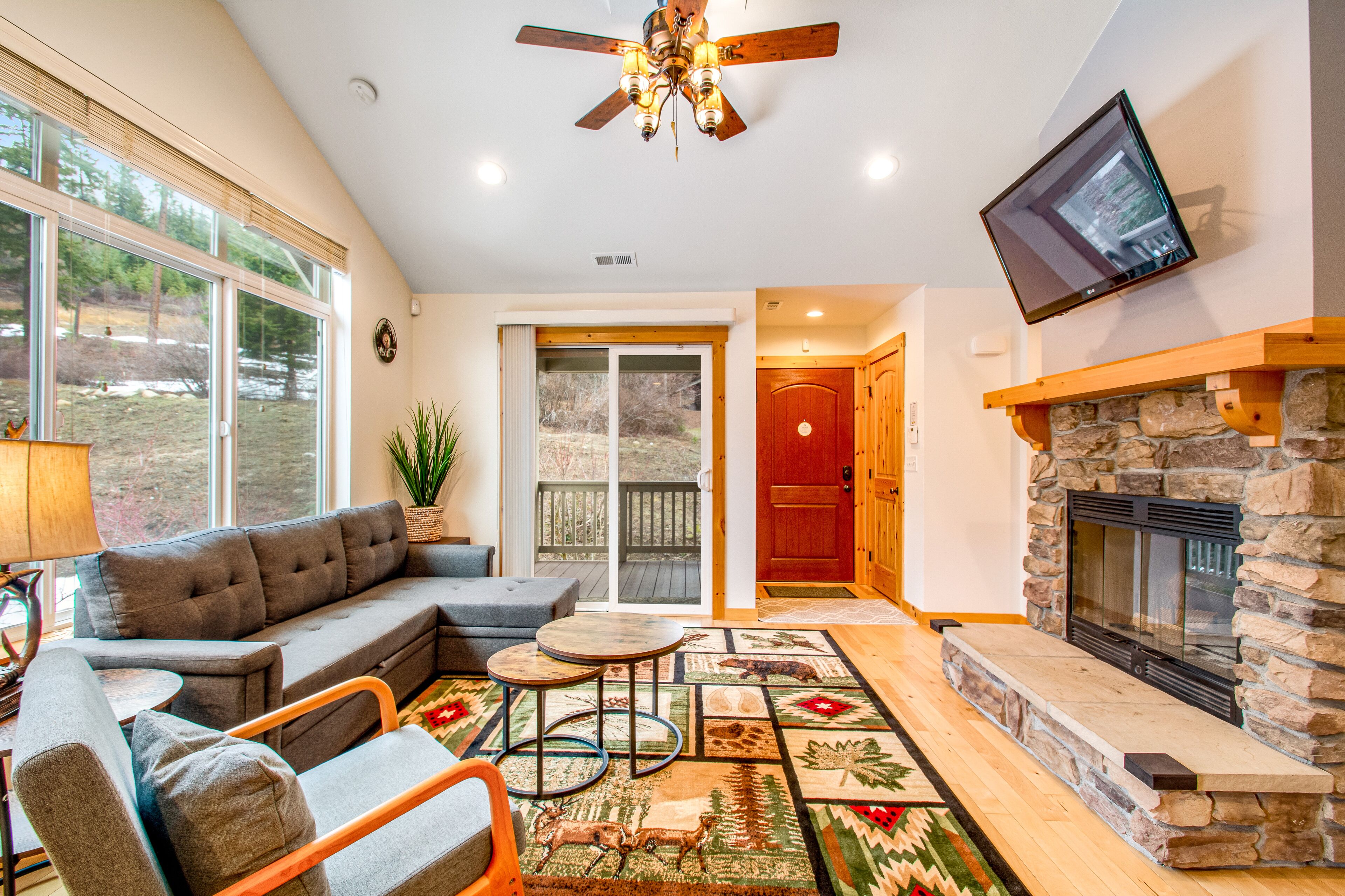 Dog-friendly condo with fireplace &WiFi - paid-access to pool & hot tub