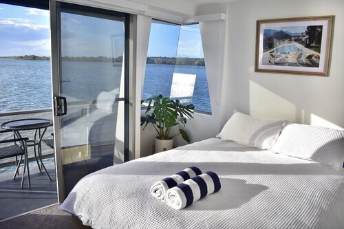 Drift Flotel - Luxury Houseboat Experience