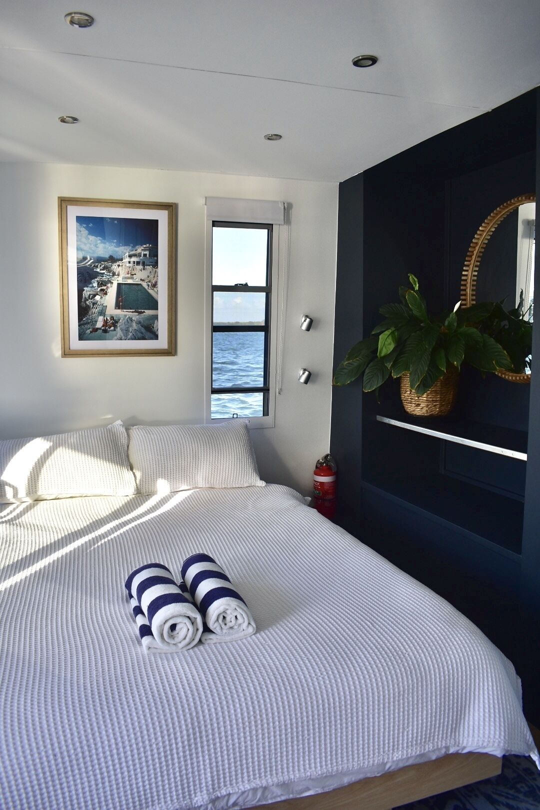 Drift Flotel - Luxury Houseboat Experience — image 14