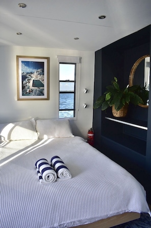 2 bedrooms, bed sheets