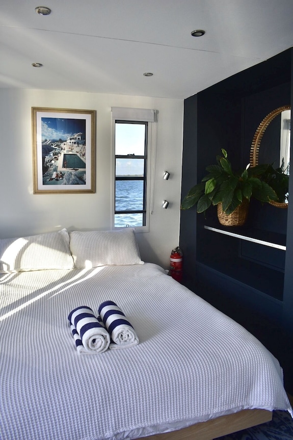 Drift Flotel - Luxury Houseboat Experience - Gold Coast