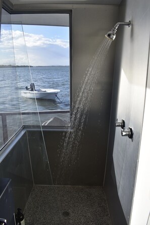 Douche, serviettes fournies, savon, shampooing