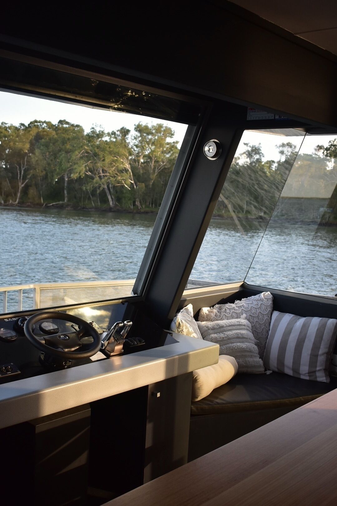 Drift Flotel - Luxury Houseboat Experience — image 7