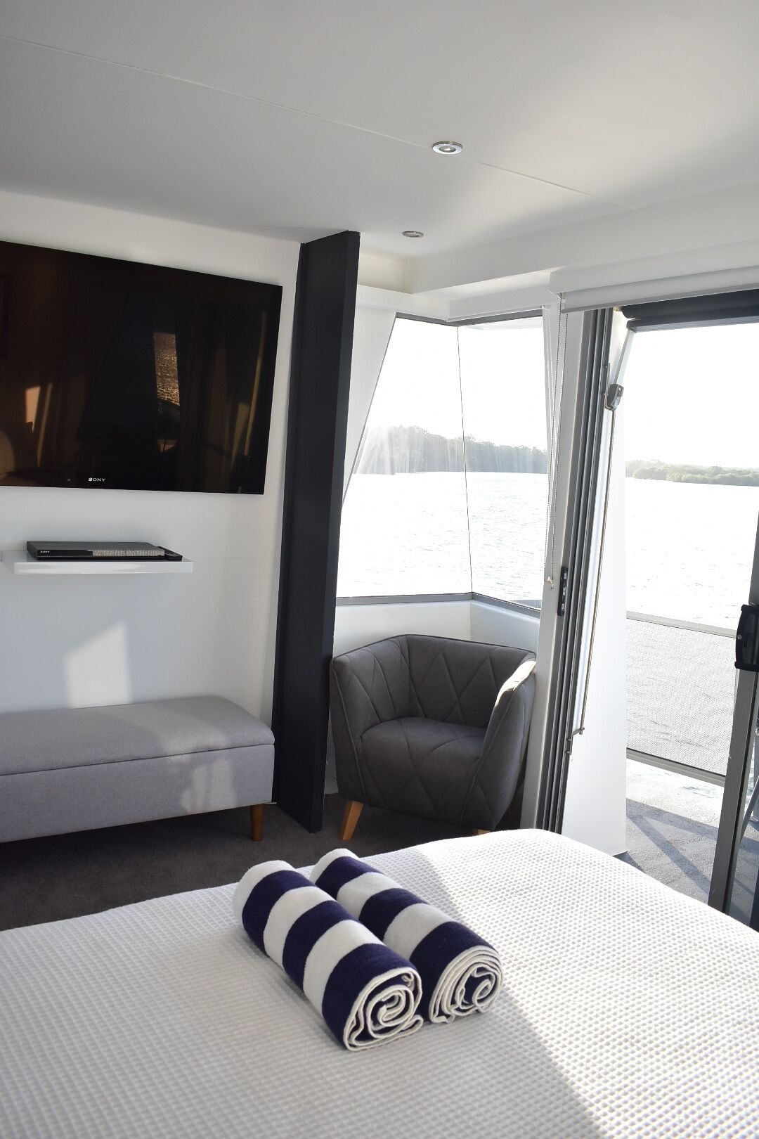 Drift Flotel - Luxury Houseboat Experience — image 17