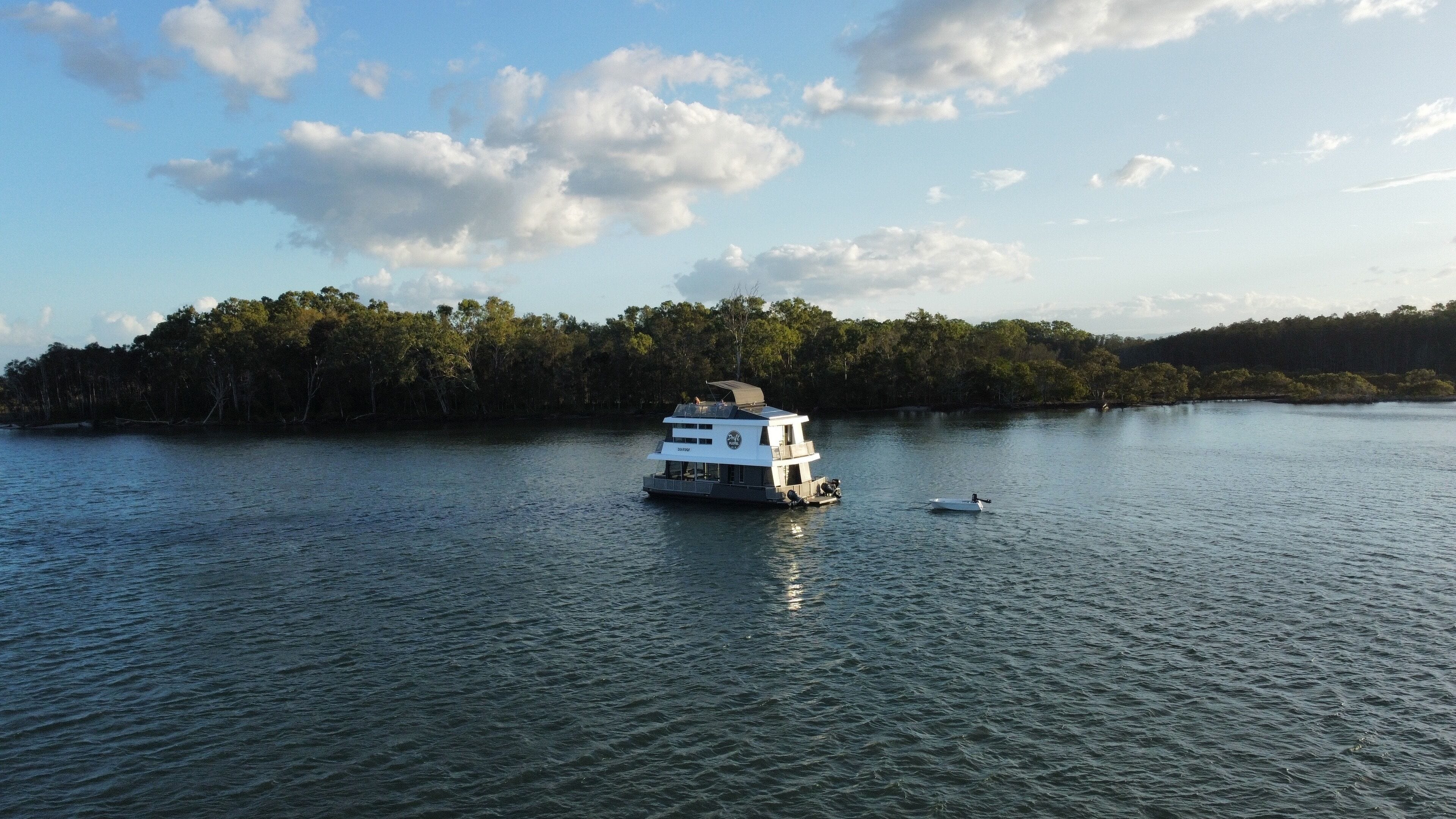 Drift Flotel - Luxury Houseboat Experience — image 21